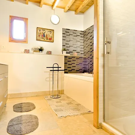 6 Bedroom Beautiful In Vallabrègues