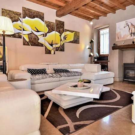 בית נופש 6 Bedroom Beautiful In Vallabrègues