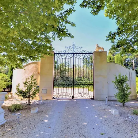 בית נופש 6 Bedroom Beautiful In Vallabrègues