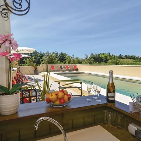 6 Bedroom Beautiful In Vallabrègues